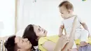 Dalam foto yang di unggah melalui Instagram, terlihat Ringgo sangat menikmati perannya sebagai seorang ayah. Foto-foto lucu bersama buah hatinya menghiasi laman Instagramnya. (Instagram/ringgoagus)