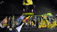 Ekspresi pendukung FC Nantes yang larut dalam kedukaan. Hal tersebut terjadi setelah mendengar kabar mantan bintang mereka, Emiliano Sala tewas karena pesawat yang ditumpanginya hilang dari kontak. (AFP/Loic Venance)