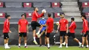 Para pemain Sevilla melakukan pemanasan saat latihan jelang laga semifinal Liga Europa di Cologne, Jerman, Sabtu (15/8/2020). Sevilla akan berhadapan dengan Manchester United. (AP Photo/Martin Meissner)