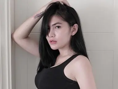 Artis sekaligus selebgram Angela Lee berpose menggoda dengan balutan tanktop hitam. Angela Lee ditangkap polisi terkait kasus penipuan. (Instagram/angelalee87)