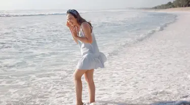 Mulai dari pantai di NTT sampai Lombok sudah dikunjungi artis dengan nama lengkap Pamela Indah Bowie ini. Kenakan simpel dress berwarna biru muda saat main air di pantai, Pamela Bowie tampil simpel namun tetap terlihat stylish. (Liputan6.com/IG/@pammybowie)