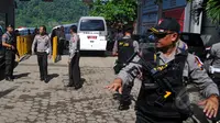 Aparat kepolisian terlihat berjaga ketika 12 ambulans mendatangi tempat penyeberangan khusus Lapas Pulau Nusakambangan, Cilacap, Jateng, Selasa, (28/4/2015). (Liputan6.com/Yoppy Renato)