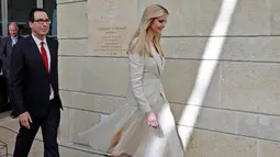 Putri Donald Trump Ivanka Trump didampingi Menteri Keuangan AS, Steve Mnuchin berjalan usai membuka plakat saat peresmian pembukaan kedutaan AS di Yerusalem (14/5). (AFP/Menahem Kahan)