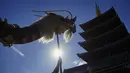 Penduduk setempat memainkan "Kinryu no Mai," atau Tarian Naga Emas di Kuil Sensoji di lingkungan Asakusa di Tokyo, Senin (18/10/2021). Naga Jepang  adalah makhluk legendaris yang beragam dalam mitologi dan cerita rakyat Jepang.(AP Photo/Eugene Hoshiko)