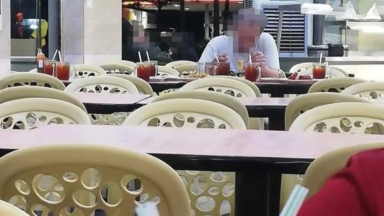Seorang pria pesan makan malam untuk delapan orang, ternyata untuk makan sendiri