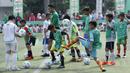 Sejumlah anak mengikuti pelatihan sepak bola bertajuk MILO Football Clinic Day di Lapangan Simprug, Jakarta, Sabtu (16/12/2017). Sebanyak 500 anak mendapatkan pelatihan dasar teknik sepak bola dari pelatih berpengalaman. (Bola.com/M Iqbal Ichsan)