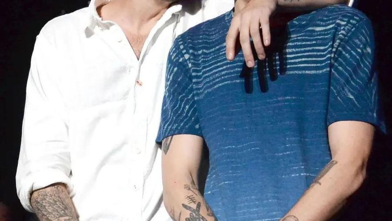 Louis Tomlinson menuliskan pesan menyentuh atas kepergian Liam Payne, menyebut bahwa ia merasa sangat sedih karena kehilangan seorang saudara.<br>