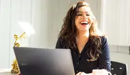 Ilustrasi bekerja, percaya diri, bahagia, tertawa. (Photo by Mateus Campos Felipe on Unsplash)