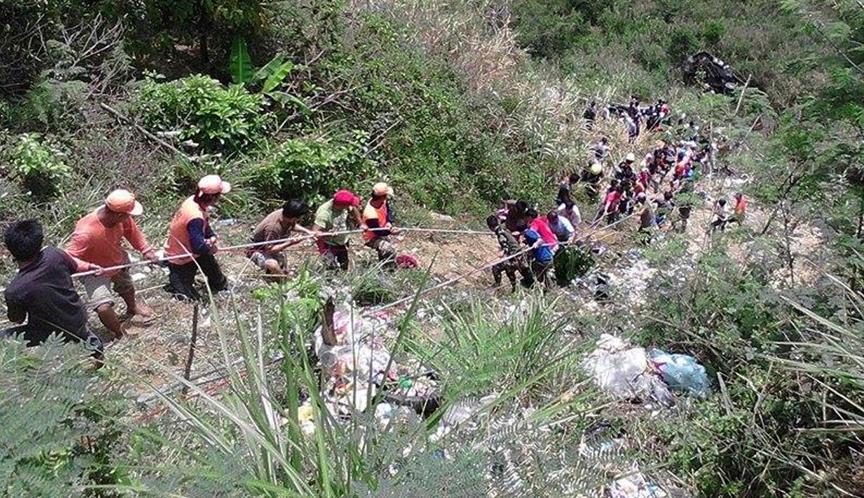 Relawan membantu evakuasi penumpang bus yang terjun ke jurang di Kota Carranglan, Provinsi Nueva Ecija di Filipina Utara, Selasa (18/4). Rem yang tidak berfungsi mengakibatkan bus terjun ke dalam jurang. (Philippine Red Cross Nueva Vizcaya chapter via AP)