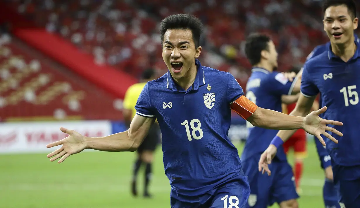 Chanathip Songkrasin. Gelandang serang berusia 28 tahun yang kini memperkuat HC Sapporo di Liga Jepang ini merupakan kapten tim dan playmaker di lini tengah yang telah mencetak 2 gol di Piala AFF 2020. Bersama Timnas Thailand, ia telah mencetak 10 gol dari total 56 Caps. (AP/Suhaimi Abdullah)