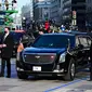 Iring-iringan mobil dengan Presiden Amerika Serikat (AS), Joe Biden tiba di luar Gedung Putih di Washington, DC., Rabu (20/1/2020). Joe Biden menggunakan mobil dinas yang sama dengan yang digunakan oleh Presiden sebelumnya, Donald Trump yaitu Cadillac One. (JIM WATSON / AFP)