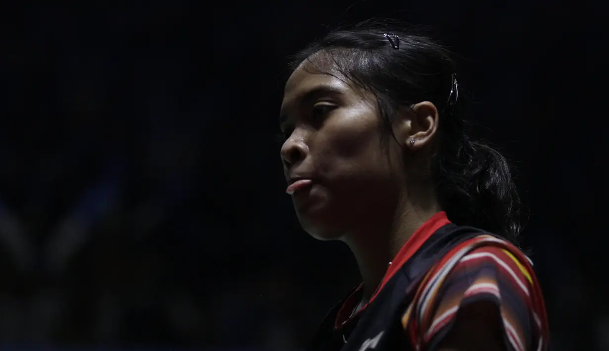 Tunggal putri Indonesia, Gregoria Mariska, berusaha mengembalikan kok saat melawan Pornpawee Chochuwong, pada Blibli Indonesia Open 2019 di Istora Senayan, Jakarta, Selasa (16/7). Gregoria menang 21-10 dan 21-8. (Bola.com/Vitalis Yogi Trisna)