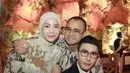 Dari foto-foto yang tersebar di media sosial, terlihat pasangan suami istri Raffi Ahmad dan Nagita Slavina yang tampil kompak kenakan batik modern. [@raffinagita1717].