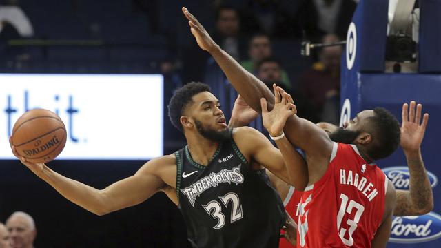 Karl Anthony Towns (32) memimpin Timberwolves mengalahkan Rockets di lanjutan NBA