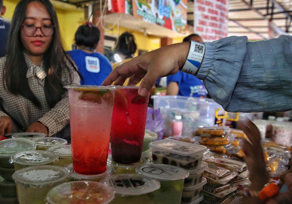 FOTO: Berdesakan Berburu Takjil Di Pasar Benhil