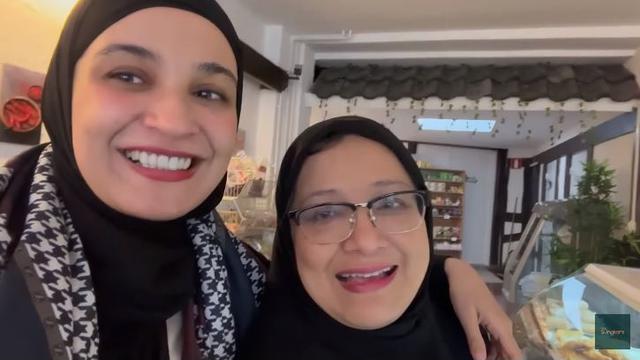 6 Potret Shireen Sungkar Bantu Ibunda Jualan Pisang Goreng di Belanda