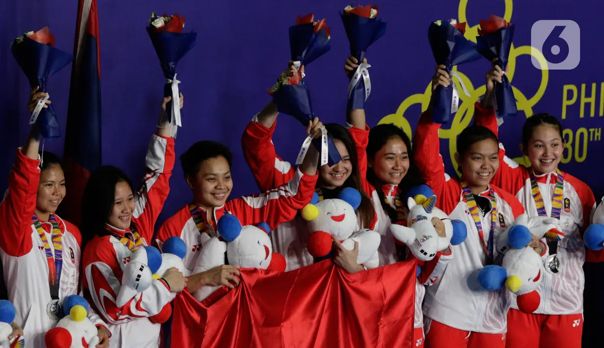 Tim bulutangkis putri Indonesia berpose saat menerima medali perak pada SEA Games 2019 di Muntinlupa Sports Complex, Manila, Selasa (3/12/2019). Tim Merah Putih takluk dari Thailand dengan skor 1-3. (Bola.com/M Iqbal Ichsan)
