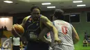 Pemain asing Satria Muda, Alexandro D Lowhorn (kiri) mencoba melewati pemain Stadium, Valentino Wuwungan pada laga Perbasi Cup 2016 di GOR Soemantri Brodjonegoro, Jakarta, Selasa (25/10). Satria menang telak 73-59. (Liputan6.com/Helmi Fithriansyah)