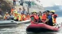 Ratusan personel gabungan dari Kementrian Kehutanan dan Lingkungan Hidup menyusuri Sungai Ciliwung bersama para pecinta lingkungan