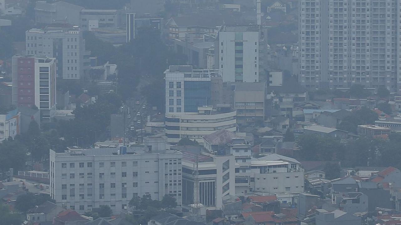 FOTO: Polusi Jakarta Terburuk Dunia, Warga Diimbau Kurangi Penggunaan Kendaraan Pribadi