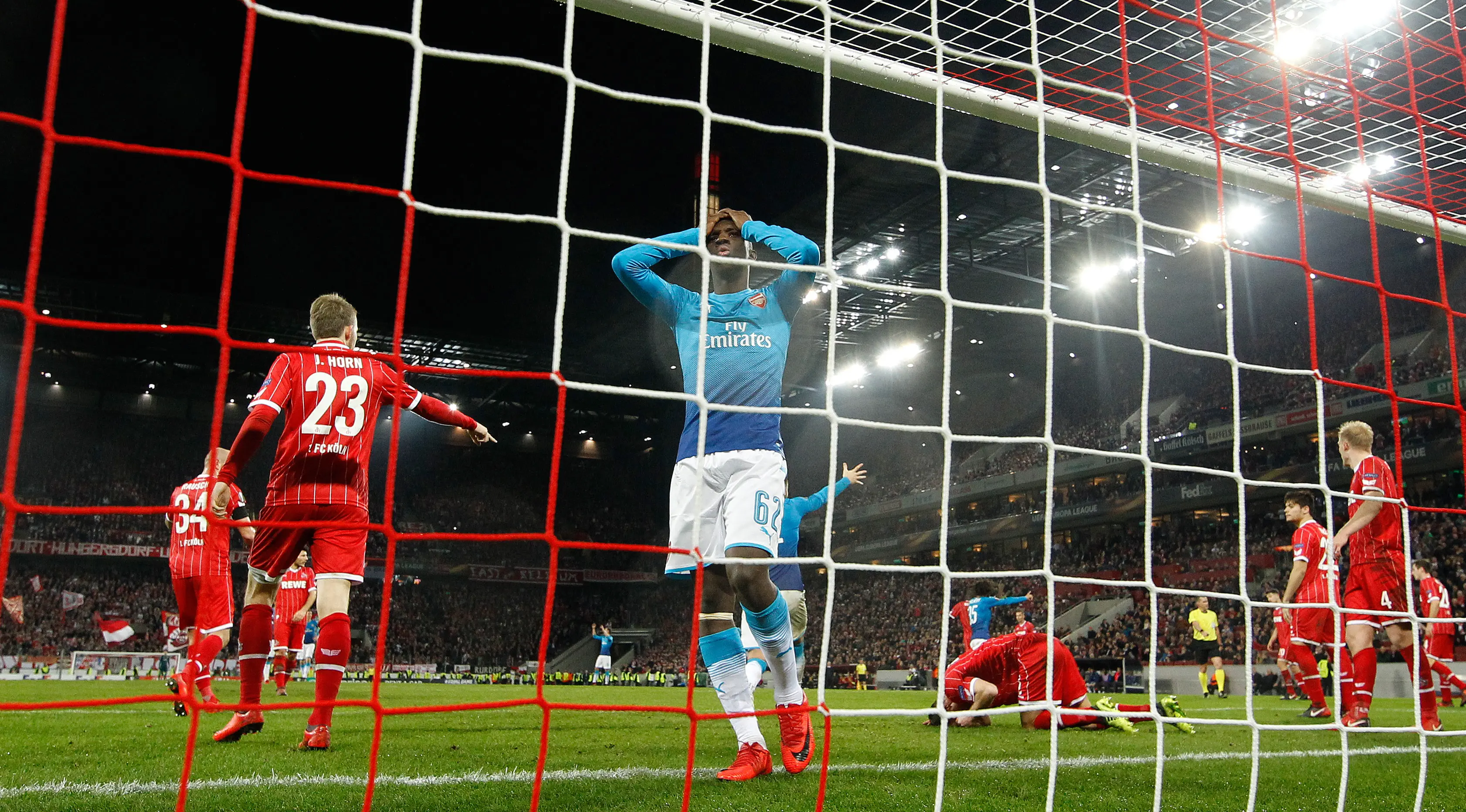 Reaksi striker Arsenal, Eddie Nketiah setelah gagal merobek gawang Koln. (AFP/INA FASSBENDER)