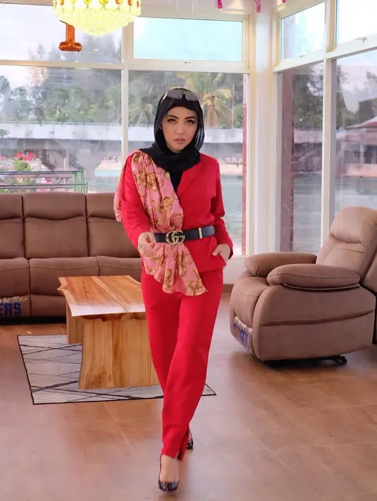 Guna menunjukkan keseriusannya dalam bidang fashion, pada momen kelulusannya beberapa waktu lalu, Bella pun menyabet predikat sebagai satu dari 5 siswa lulusan dengan karya desain terbaik. (Liputan6.com/IG/bellashofie_rigan)