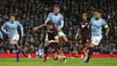 Bek Manchester City, Aymeric Laporte, berusaha merebut bola dari bek Hoffenheim, Benjamin Huebner, pada laga Liga Champions di Stadion Etihad, Rabu (12/12). Manchester City menang 2-1 atas Hoffenheim. (AP/Dave Thompson)