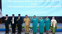 Ketua Umum Tim Penggerak Pemberdayaan dan Kesejahteraan Keluarga (TP PKK) Tri Tito Karnavian melantik Ra'fatul Mulkiyah Mathius Fakhiri sebagai Ketua TP PKK Provinsi Papua periode 2025-2030. Foto: Puspen Kemendagri