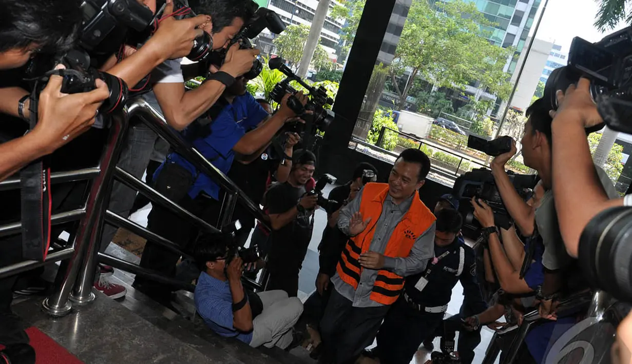 Ade Swara diperiksa sebagai tersangka dalam kasus dugaan pemerasan terkait dengan perizinan penerbitan surat persetujuan pemanfaatan ruang di Karawang, Jawa Barat. (Liputan6.com/Miftahul Hayat)