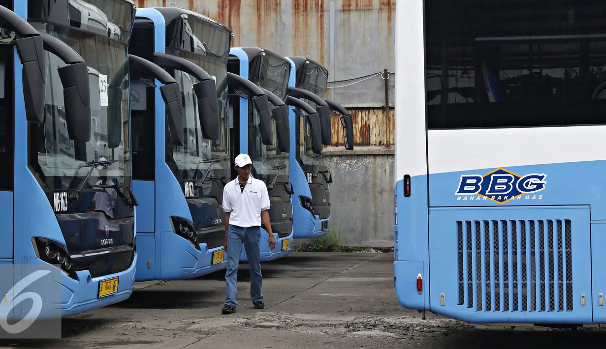 Petugas mengecek kondisi bus gandeng yang siap dioperasikan di Pul PT Mayasari Bakti, Klender, Jakarta Timur, Selasa (26/4). PT Mayasari Bakti mengoperasikan sebanyak 51 bus gandeng untuk mendukung PT Transjakarta. (Liputan6.com/Immanuel Antonius)