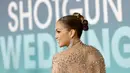 Aktris Jennifer Lopez berpose di pemutaran perdana film "Shotgun Wedding" di Los Angeles di TCL Chinese Theater di Hollywood, California (18/1/2023). Lapisan smoky eye shadow yang berani menambah kesan dramatis, sedangkan kilau segar dari lip gloss menambahkan sentuhan feminin. Dia mengguncang anting-anting perak yang menjuntai di atas bahunya dan membawa kopling velour kuning berbentuk kotak. (Emma McIntyre/Getty Images/AFP)