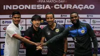 Dari kiri ke kanan: Kapten Timnas Indonesia Fachruddin Aryanto, Pelatih kepala Timnas Indonesia Shin Tae-yong, Pelatih kepala Curacao Remko Bicentini, dan kapten Timnas Curacao, Cuco Martina berpose di depan wartawan usai memberikan keterangan saat konferensi pers menjelang laga FIFA Match Day antara Timnas Indonesia melawan Timnas Curacao yang berlangsung di Hotel Harris Citylink, Bandung, Jumat (23/06/2022). (Bola.com/Bagaskara Lazuardi)