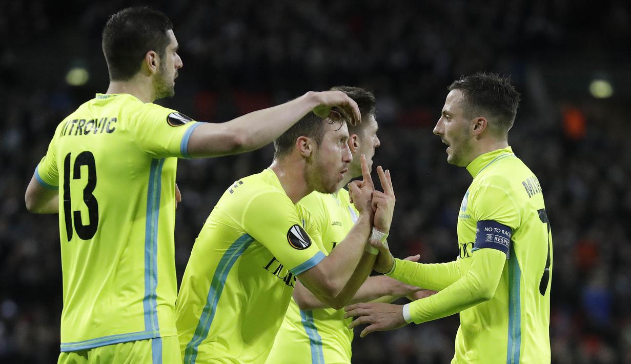 Para pemain Gent merayakan gol bunuh diri yang dilakukan striker Tottenham, Harry Kane. Selain gol bunuh dari Kane pada menit ke-20, sebuah gol Gent lainnya dicetak oleh Jeremy Perbet pada menit ke-82. (AP/Matt Dunham)