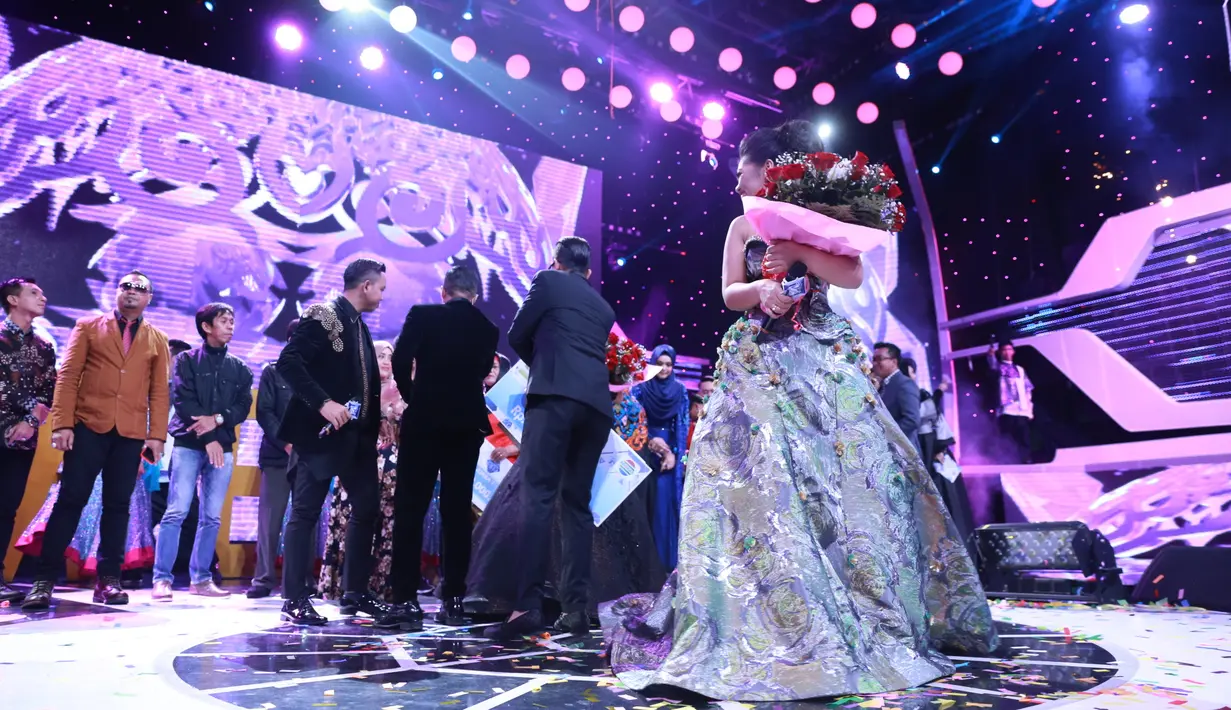 Tiga finalis bersaing untuk menampilkan yang terbaik. Persaingan ketat juga terjadi diantara finalis, Weni, Irsya dan Rani. Begitu juga dengan perolehan poinnya. (Adrian Putra/Bintang.com)