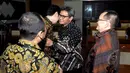 Plt Pimpinan KPK,  Johan Budi (kedua kanan) bersalaman dengan Ketua Komisi lll Aziz Syamsuddin (kedua kiri) sebelum mengikuti Rapat Dengar Pendapat di Senayan, Jakarta, Kamis (9/4/2015). (Liputan6.com/Andrian M Tunay