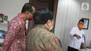 Direktur KSKK Madrasah Ditjen Pendis Kemenag Dr. A. Umar, M.A (kanan) saat berbincang dengan Presdir Smartfren Merza Fachys usai menandatangani nota kerjasama di Jakarta, Senin (21/9/2020). Smartfren memberikan kartu perdana gratis untuk Madrasah se-Indonesia di masa Pandemi. (Liputan6.com/HO/Agus)