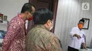 Direktur KSKK Madrasah Ditjen Pendis Kemenag Dr. A. Umar, M.A (kanan) saat berbincang dengan Presdir Smartfren Merza Fachys usai menandatangani nota kerjasama di Jakarta, Senin (21/9/2020). Smartfren memberikan kartu perdana gratis untuk Madrasah se-Indonesia di masa Pandemi. (Liputan6.com/HO/Agus)