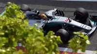 Pebalap Mercedes, Lewis Hamilton, mencatat waktu tercepat pada tes tengah musim pada tes musim di Sirkuit Sakhir, Bahrain, Selasa (18/4/2017). (Twitter/F1)