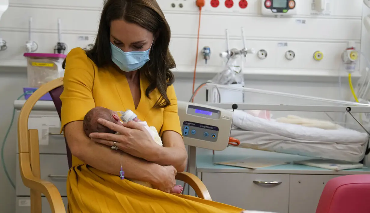 Kate Middleton mengunjungi RS Royal Surrey County. (Foto: AP Photo/Alastair Grant, Pool)