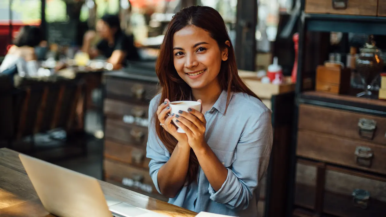 wanita februari tersenyum