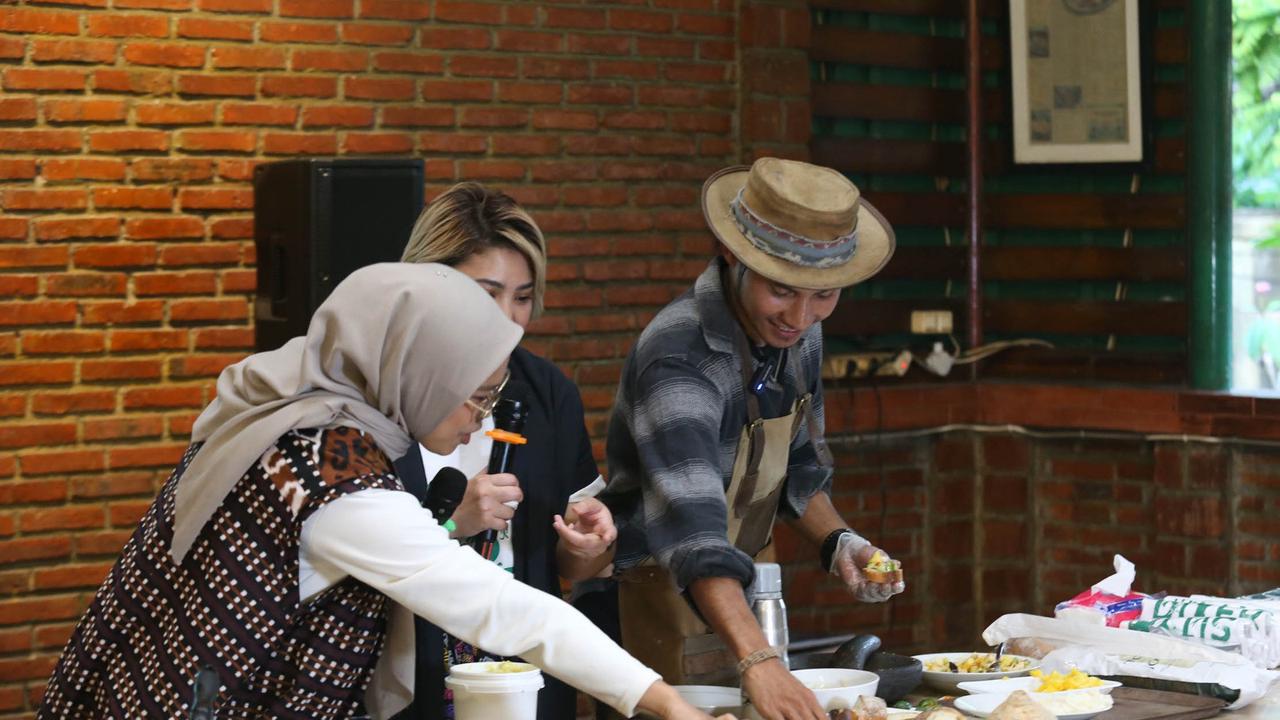 Memasak ragam kuliner dari bahan tanaman hutan adat. (Liputan6.com/ ist)