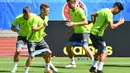 Para pemain Jerman tengah berlatih meregangkan otot kaki jelang laga melawan Prancis pada semi-final piala Eropa 2016 di Evian, Prancis, (7/7/2016).  (EPA/Arne Dedert)