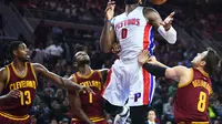 Center Detroit Pistons, Andre Drummond (0), kehilangan bola saat mencoba mencetak poin dalam lanjutan NBA kontra Cleveland Cavaliers di The Palace of Auburn Hills, Detroit, Rabu (18/11/2015) WIB. Detroit menang 104-99. (Usa Today Sports/Tim Fuller)