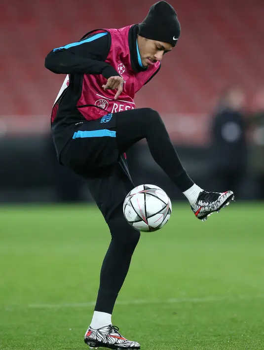 Aksi Penyerang Barcelona, Neymar saat sesi latihan di Emirates Stadium, Inggris, (23/2). Barcelona akan bertanding melawan Arsenal di leg pertama 16 besar Liga Champions. (Reuters/Matius Childs)
