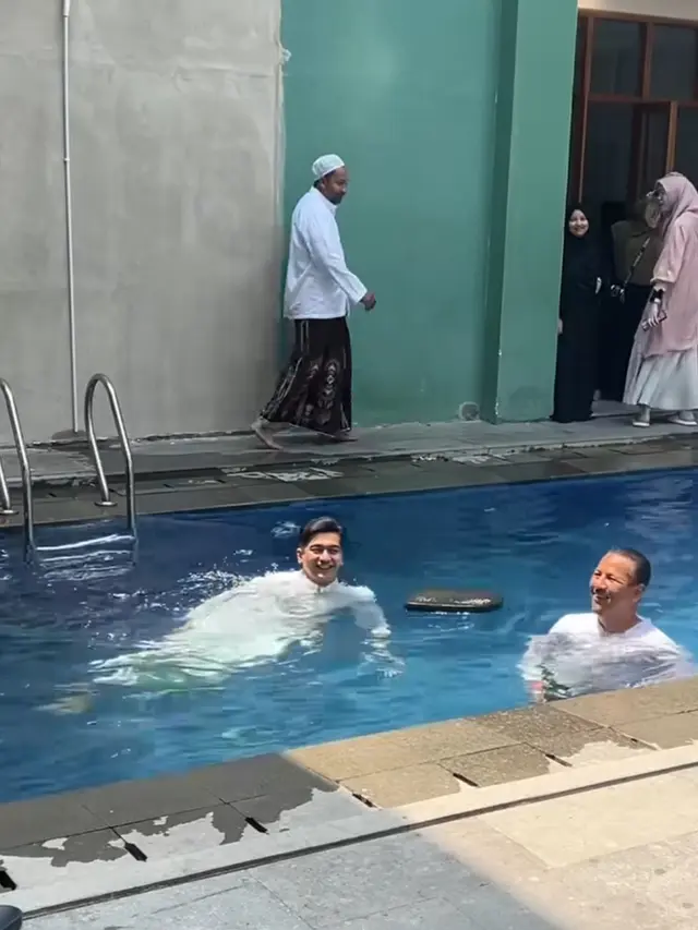 Teuku Ryan Renang Pakai Gamis
