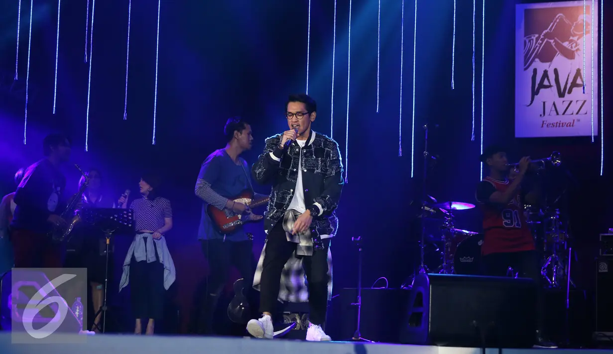 Musisi solois Afgansyah Reza saat mengajak ribuan penonton untuk bernyanyi pada Java Jazz Festival 2016 di Jakarta, Minggu (6/3). Afgan tampil di Java Jazz dengan membawakan lagu 90an. (Liputan6.com/Herman Zakharia)