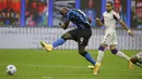 Pemain Inter Milan Romelu Lukaku mencetak gol ke gawang Fiorentina pada pertandingan Serie A di Stadion San Siro, Milan, Italia, Sabtu (26/9/2020). Inter Milan mengalahkan Fiorentina dengan skor 4-3. (AP Photo/Luca Bruno)