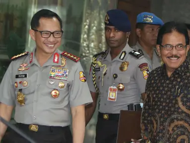 Kapolri Jenderal Pol Tito Karnavian (kiri) bersama Menteri Agraria dan Tata Ruang, Sofyan Djalil (kanan) meninggalkan lokasi usai memberikan keterangan di Mabes Polri, Jakarta, Jumat (17/3). (Liputan6.com/Helmi Afandi)