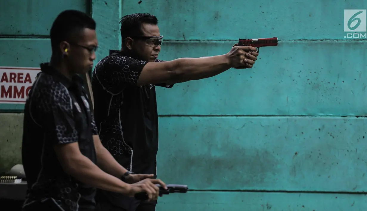 Pasukan Paspampres mengikuti kejuaraan menembak Paspampres Shooting Championship 2018 di Jakarta, Jumat (9/2). Kejuaran tersebut memperingati Hari Bhakti ke-72, Pasukan Pengamanan Presiden (Paspampres). (Liputan6.com/Faizal Fanani)