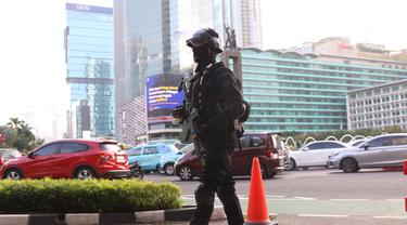 Polisi bersenjata lengkap melakukan pengamanan di Kawasan Bundaran HI, Jakarta, Jumat (31/12/2021). Pengaman tersebut untuk mengamankan kondisi Jakarta saat malam pergantian tahun baru 2021. (Liputan6.com/Angga Yuniar)